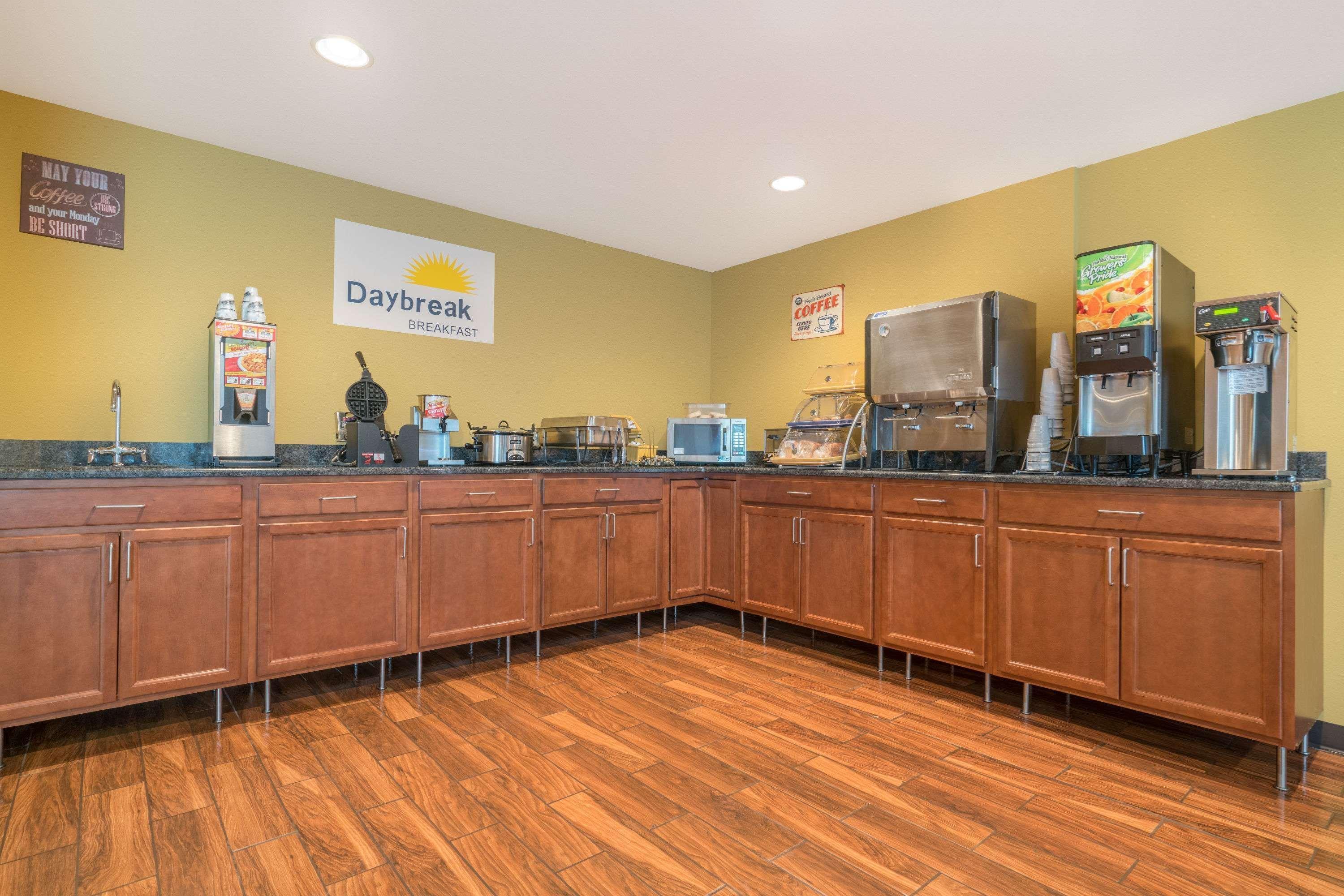 Days Inn & Suites By Wyndham Rochester South Екстер'єр фото