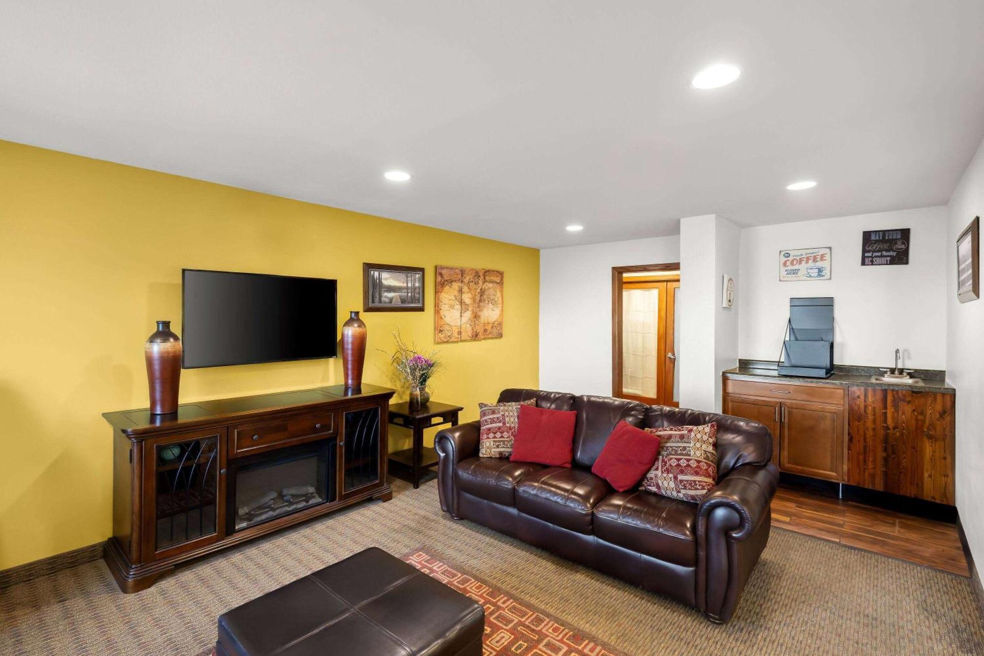 Days Inn & Suites By Wyndham Rochester South Екстер'єр фото