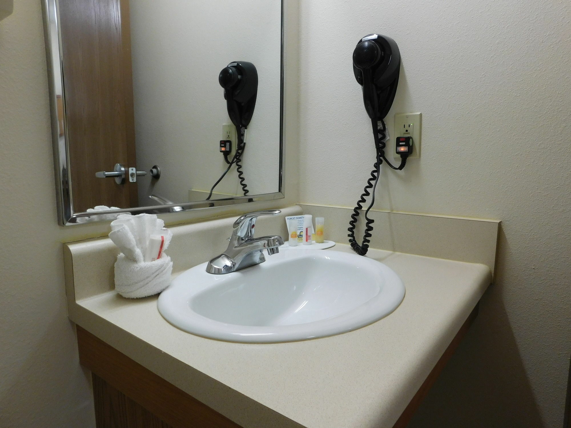 Days Inn & Suites By Wyndham Rochester South Екстер'єр фото