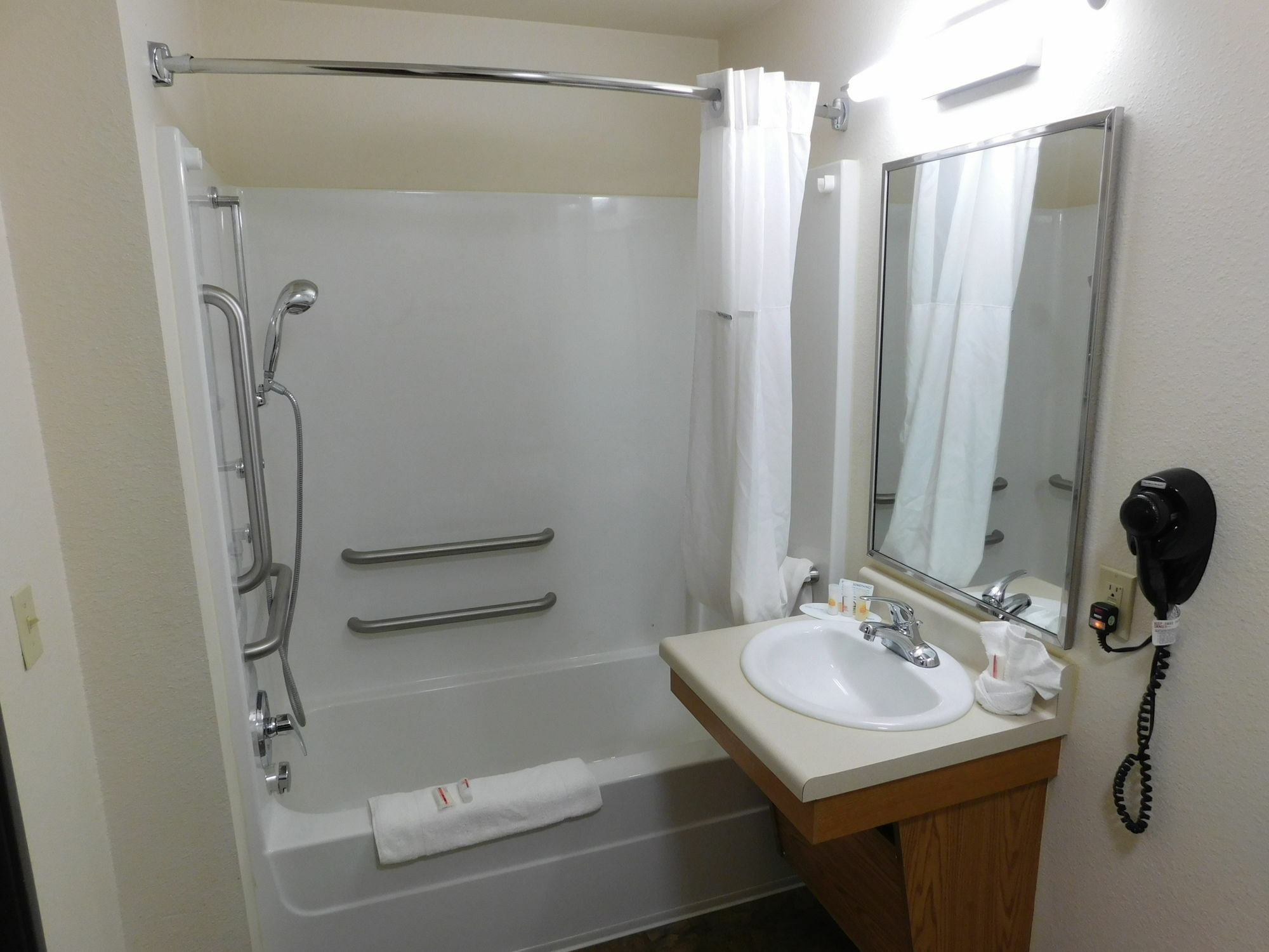 Days Inn & Suites By Wyndham Rochester South Екстер'єр фото