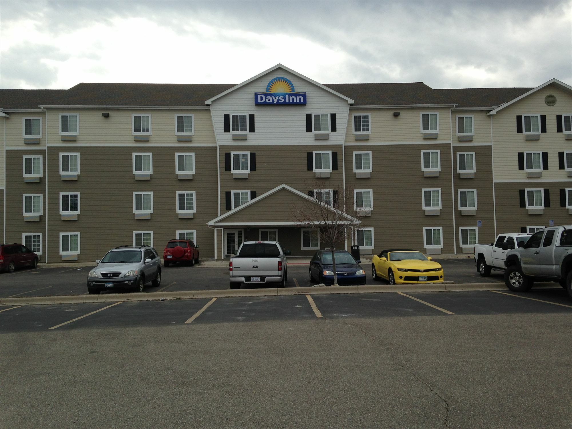 Days Inn & Suites By Wyndham Rochester South Екстер'єр фото